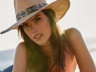 Alessandra Ambrosio - z kapeluszem jej do twarzy